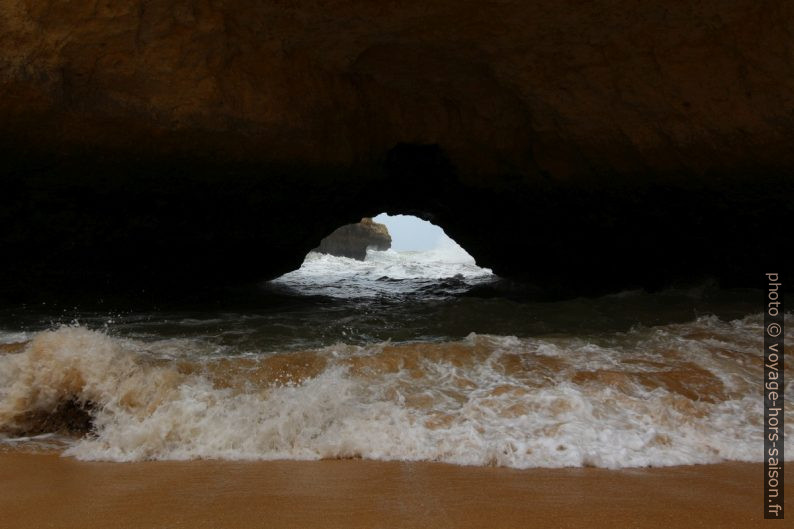 Vue par l'arche naturelle de la Praia Secreta. Photo © André M. Winter