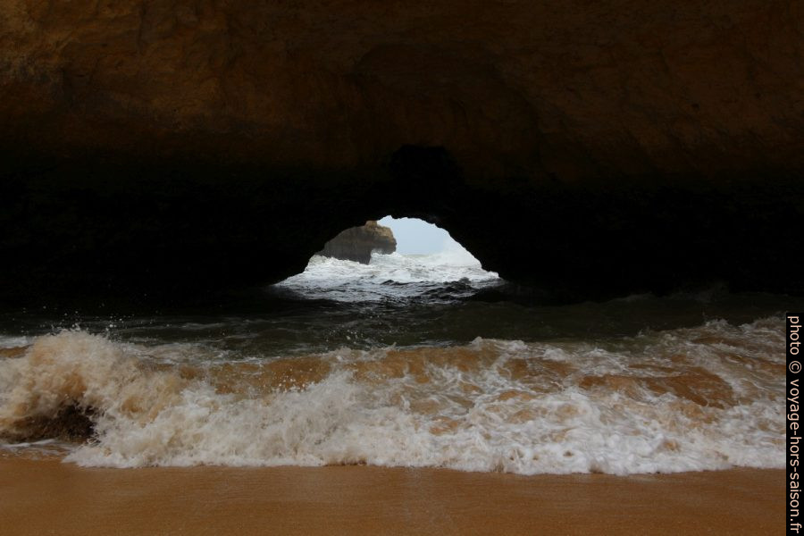 Vue par l'arche naturelle de la Praia Secreta. Photo © André M. Winter