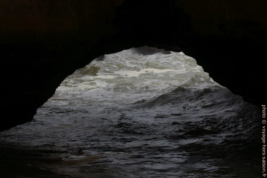 Mer agitée hors du cirque de la Praia Secreta. Photo © André M. Winter