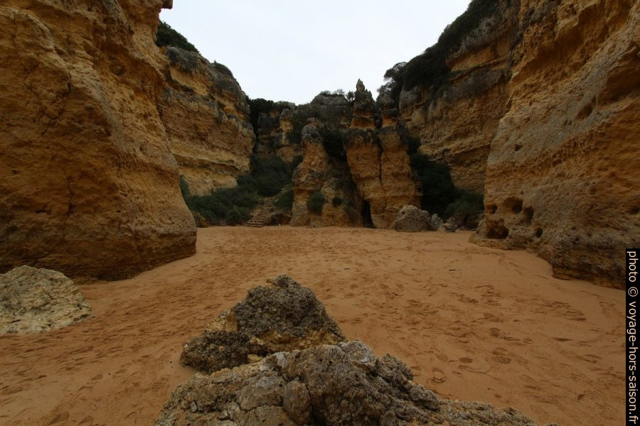 Arrivée de l'escalier dans le Cirque de la Praia Secreta. Photo © André M. Winter