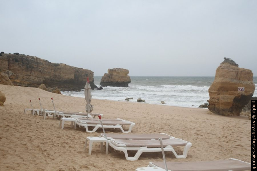 Installations estivales sur la Praia de São Rafael hivernale. Photo © Alex Medwedeff