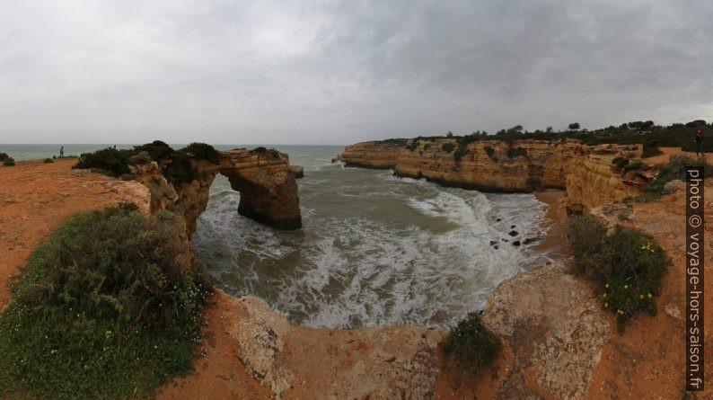 Baía da Estaquinha e Arco de Albandeira. Photo © André M. Winter