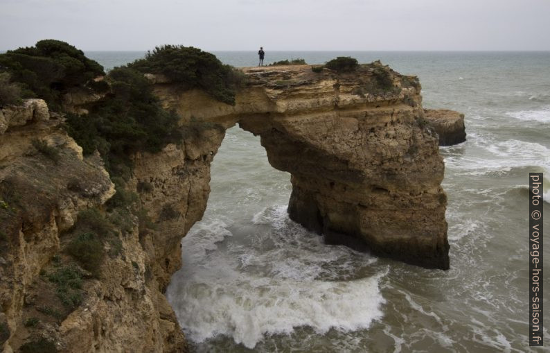 Un homme sur l'Arco de Albandeira. Photo © André M. Winter