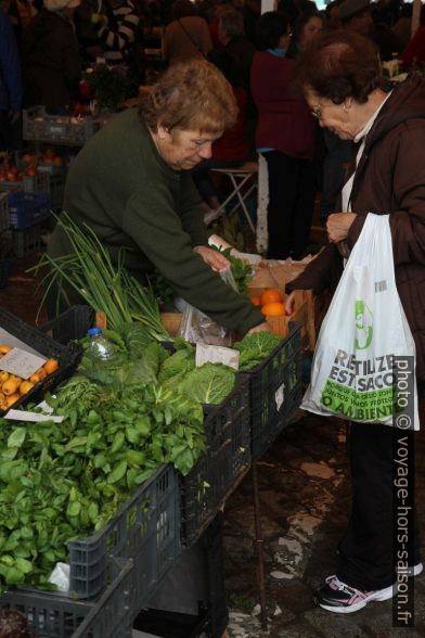 Vente de légumes au Mercado de Levante. Photo © Alex Medwedeff
