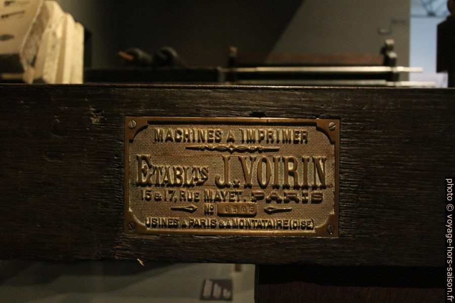 Plaque des Etablissements J. Voirin, Paris. Photo © André M. Winter