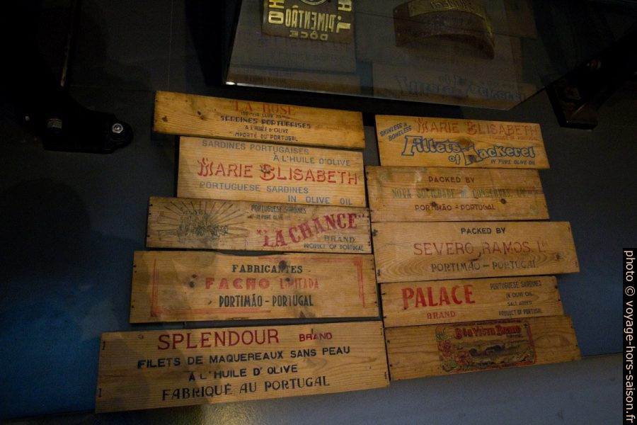 Morceaux de boîtes de bois pour empaqueter les boîtes de sardines. Photo © André M. Winter