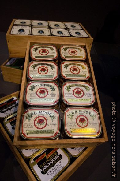 Boîtes de bois avec conserves d'anchois. Photo © André M. Winter