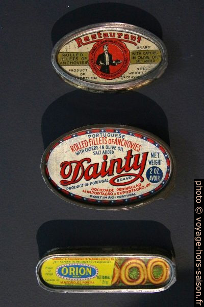 Petites boîtes de conserve d'anchois de différentes marques. Photo © André M. Winter