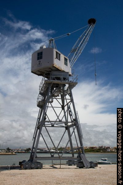 Grue de déchargement de bateaux de pêche. Photo © Alex Medwedeff
