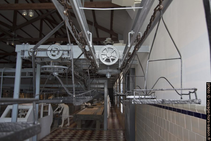 Plateaux de transport suspendus dans l'usine de Portimão. Photo © André M. Winter