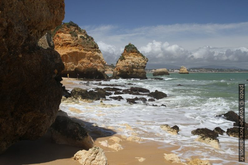 Côte au nord de la Praia do Camilo. Photo © Alex Medwedeff