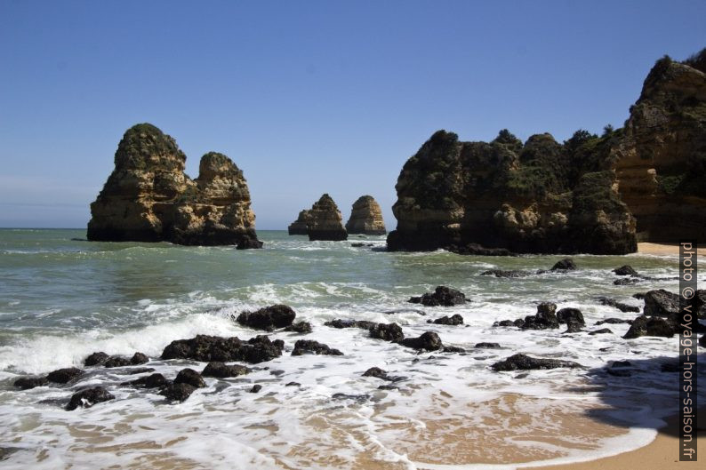 Piliers rocheux au sud de la Praia do Camilo. Photo © André M. Winter