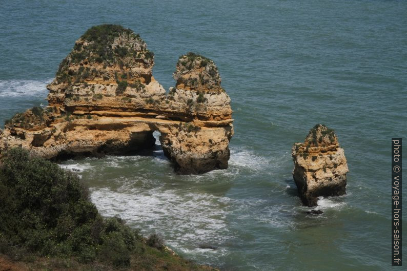 Arche naturelle au sud de la Praia do Camilo. Photo © Alex Medwedeff