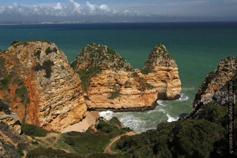 Flancs de la Praia dos Pinheiros. Photo © André M. Winter