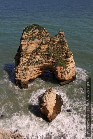 Arche naturelle et rocher isolé. Photo © André M. Winter