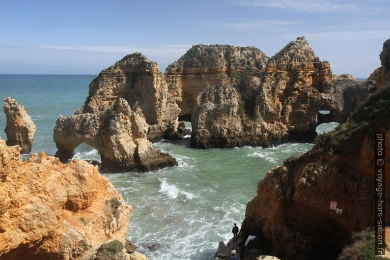 Plusieurs arches naturelles au Pontão da Ponta da Piedade. Photo © Alex Medwedeff