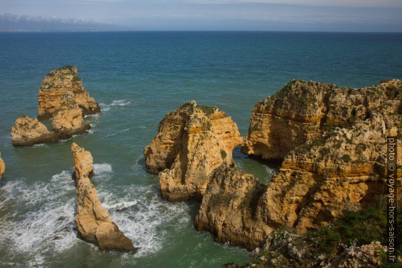 Rochers à l'est du cap Ponta da Piedade. Photo © Alex Medwedeff