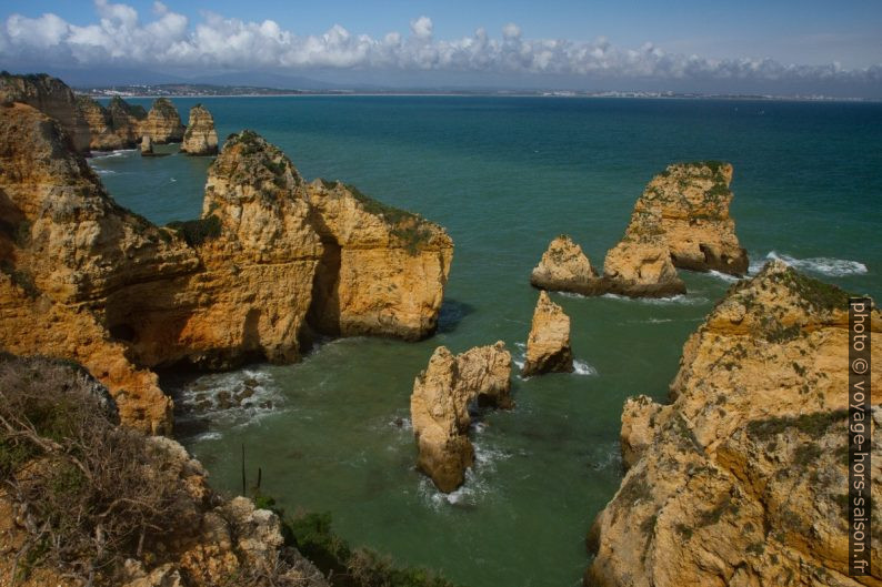 Côte au nord-est du cap Ponta da Piedade. Photo © Alex Medwedeff