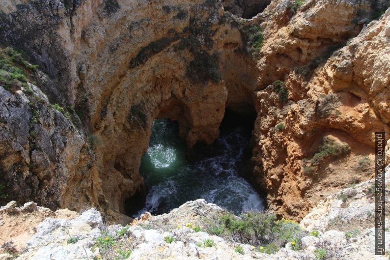 Trou profond à la Ponta da Piedade. Photo © André M. Winter