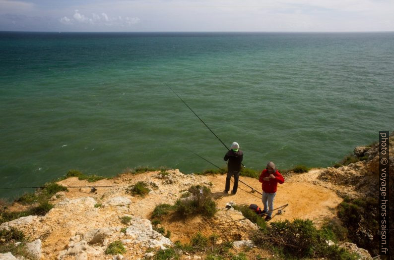 Pêcheurs au Cabo Ponta da Piedade. Photo © Alex Medwedeff