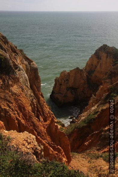 Falaises à l'ouest de la Ponta da Piedade. Photo © Alex Medwedeff