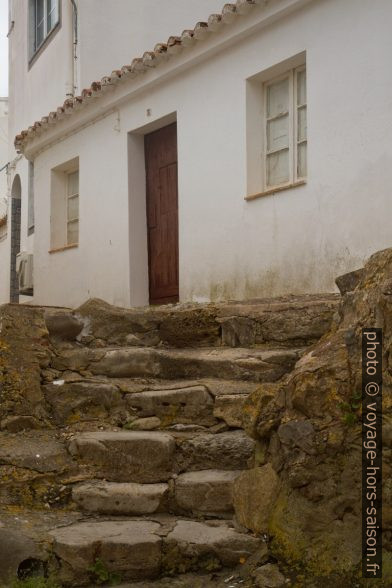 Escalier en pierre de la plage à une maison de Burgau. Photo © Alex Medwedeff