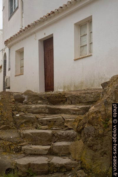 Escalier en pierre de la plage à une maison de Burgau. Photo © Alex Medwedeff
