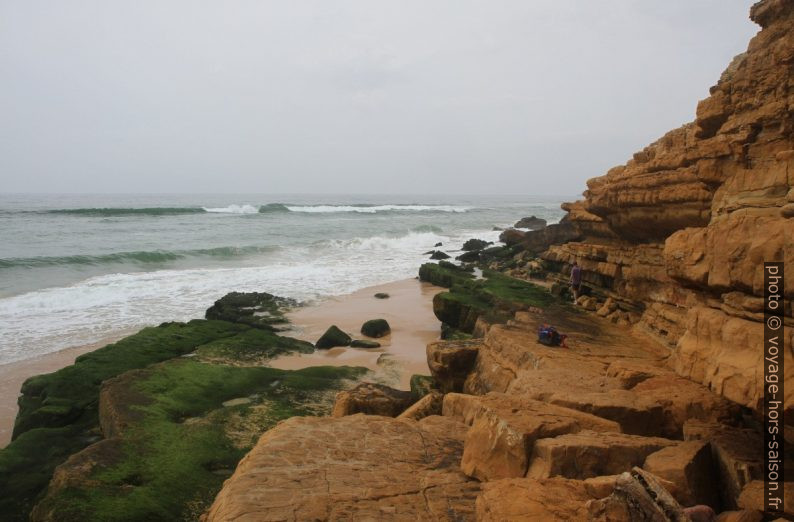 André dans les rochers à l'ouest de la Praia de Salema. Photo © Alex Medwedeff