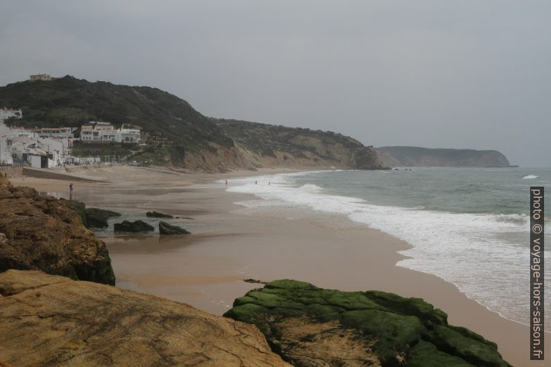 Praia de Salema vue de l'ouest. Photo © Alex Medwedeff