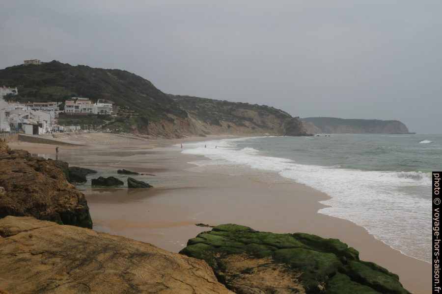Praia de Salema vue de l'ouest. Photo © Alex Medwedeff