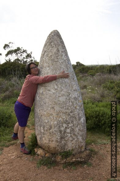 Alex embrasse le Menhir d'Aspradantes. Photo © André M. Winter