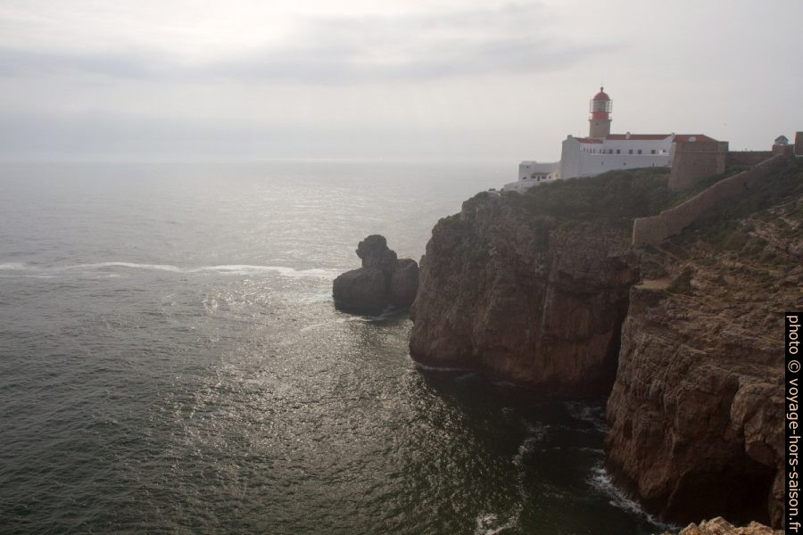 Phare du Cap Saint Vicent et la falaise du côté sud. Photo © Alex Medwedeff