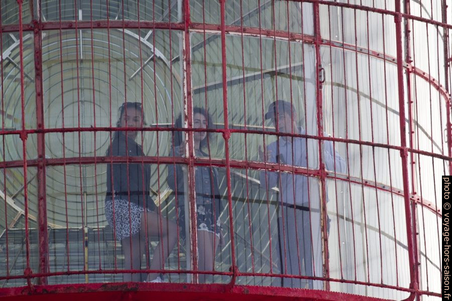 Visiteuses et guide devant la lentille de Fresnel du Phare du cap Saint-Vincent. Photo © André M. Winter