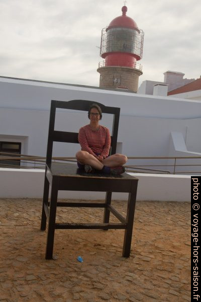 Alex sur une chaise géante devant le Phare de Cabo de São Vicente. Photo © André M. Winter