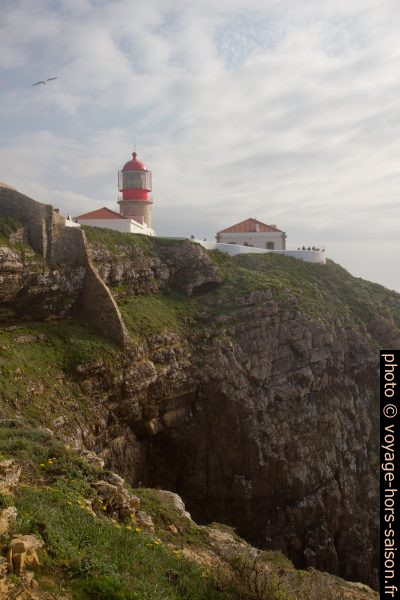 Le soleil perce la brume au Phare du Cabo de São Vicente. Photo © Alex Medwedeff