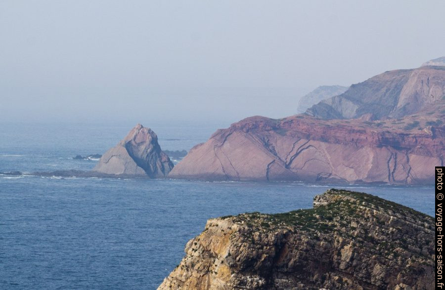 Caps de la côte au nord du Phare de Cabo de São Vicente. Photo © André M. Winter