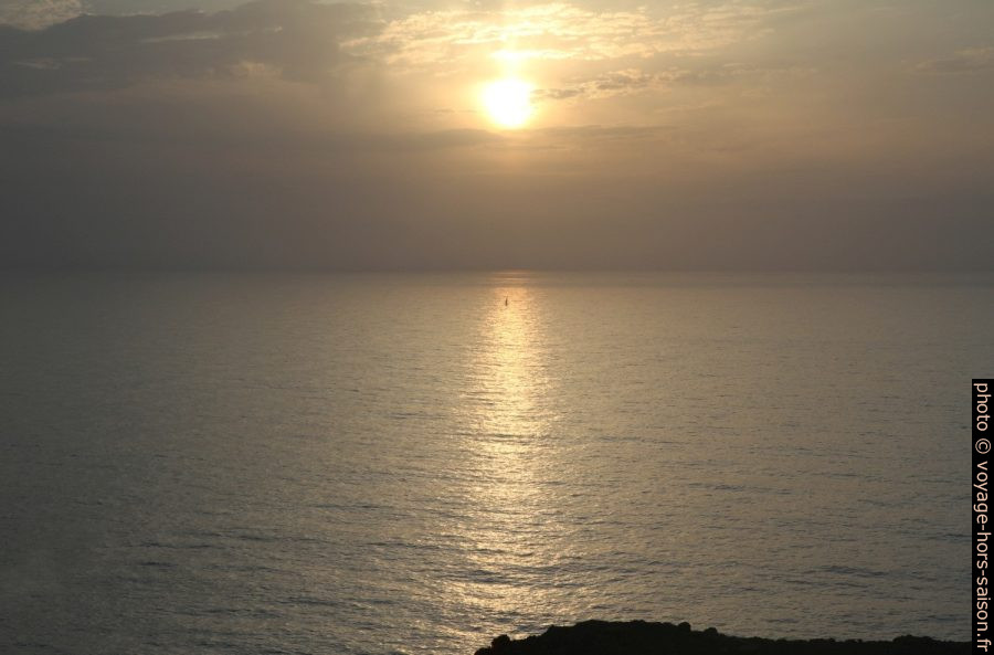 Coucher de soleil derrière des nuages épais. Photo © André M. Winter