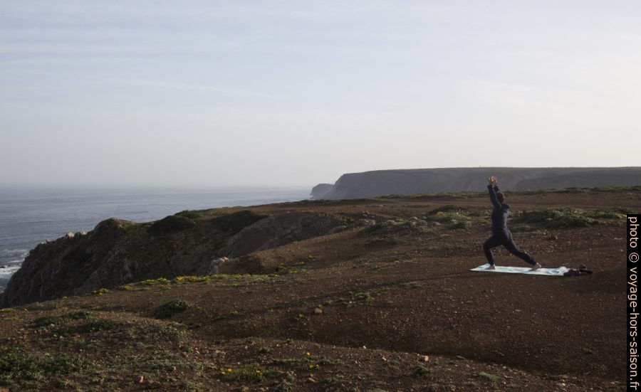 Alex fait du yoga matinal au bord de l'Océan Atlantique. Photo © André M. Winter