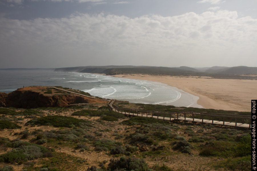 Chemin d'accès au point de vue sur la Praia da Bordeira. Photo © Alex Medwedeff