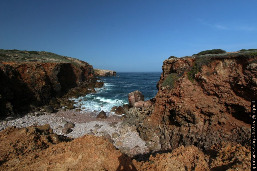 Crique dans le cap au sud de la Praia da Bordeira. Photo © André M. Winter