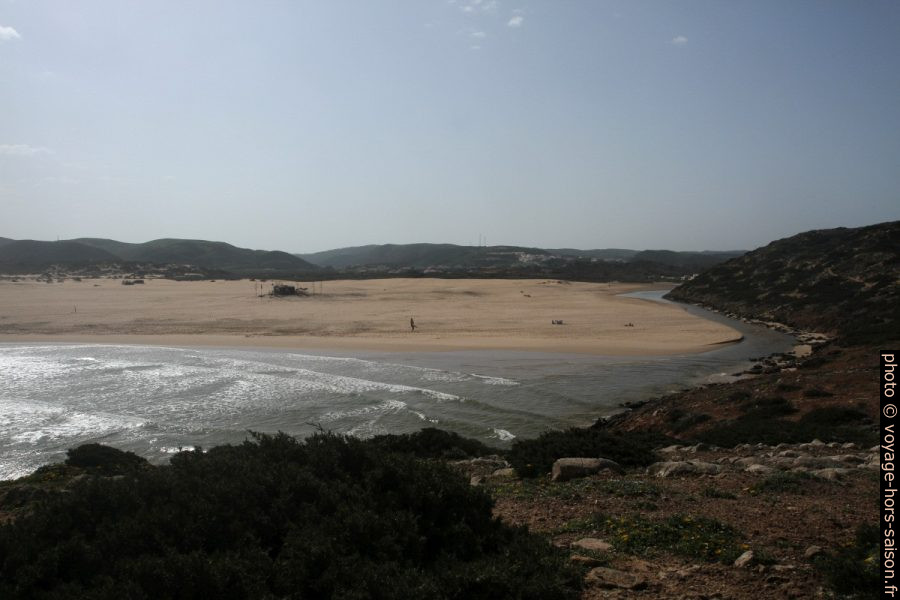 Écoulement d'un ruisseau au sud de la Praia da Bordeira. Photo © Alex Medwedeff