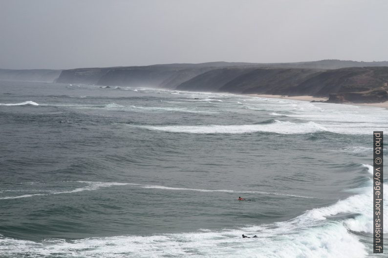 Vagues rentrantes dans la baie de Bordeira. Photo © Alex Medwedeff