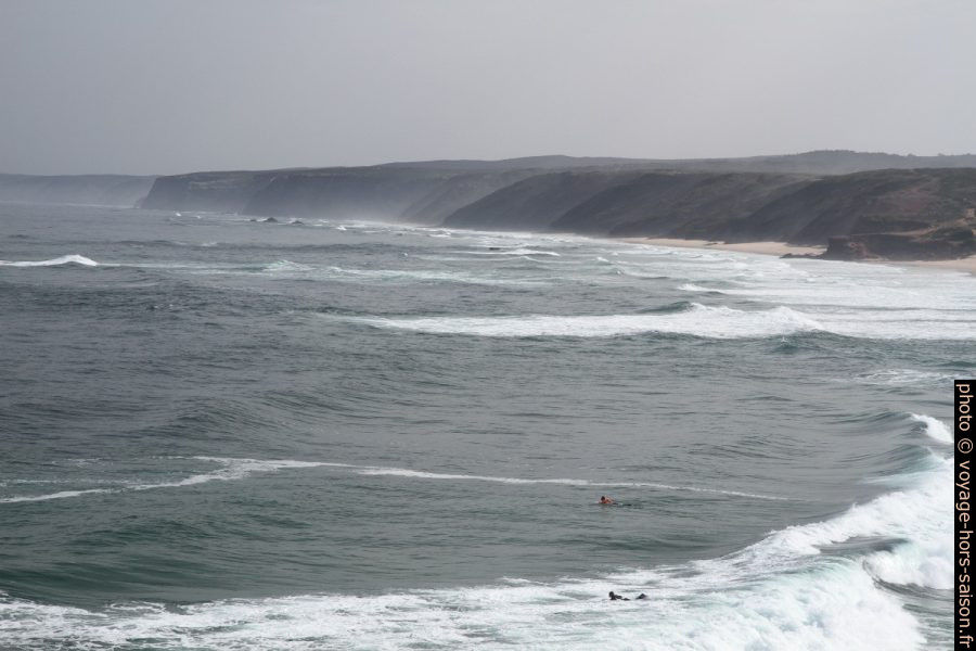 Vagues rentrantes dans la baie de Bordeira. Photo © Alex Medwedeff
