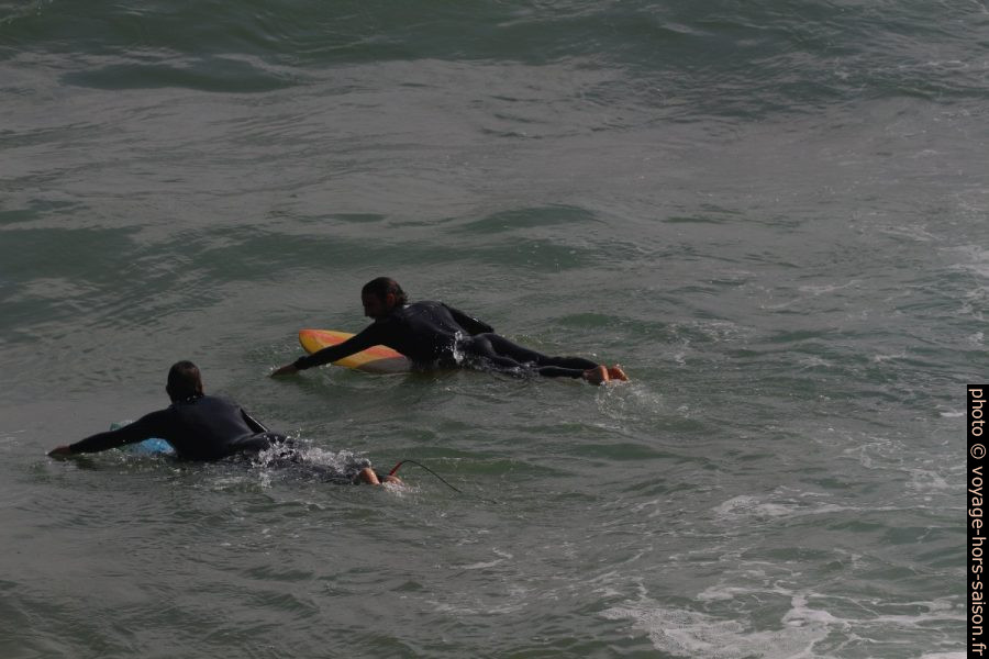 Deux surfeur sur leur planches en train de sortir vers les vagues. Photo © André M. Winter