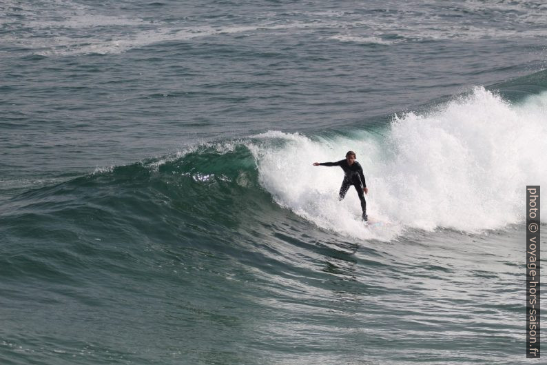 Un surfeur dans un petit rouleau. Photo © André M. Winter