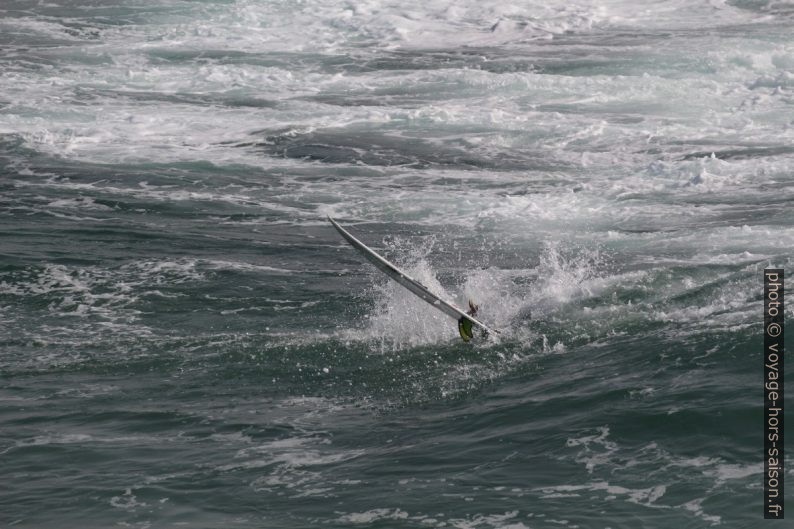 La planche d'un surfeur après sa chute. Photo © André M. Winter