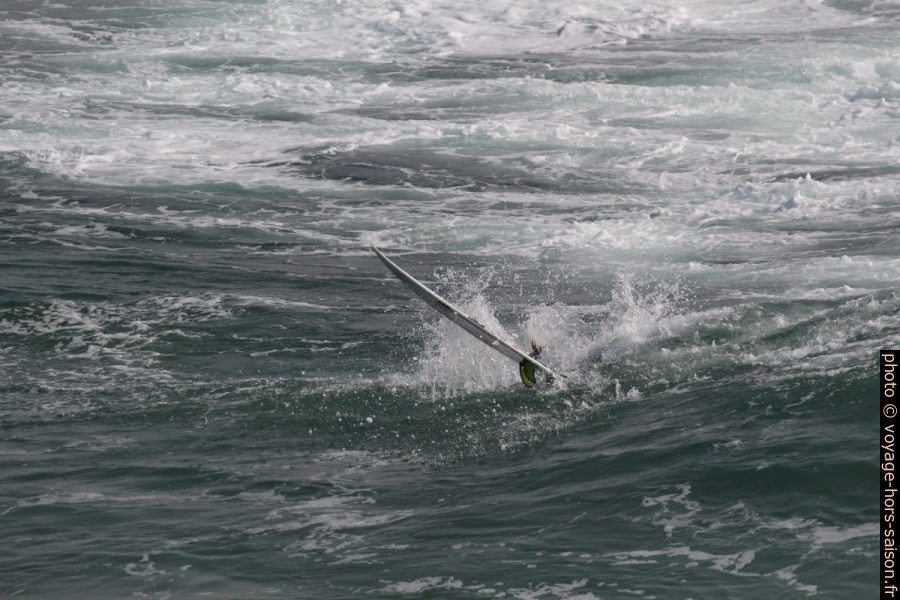 La planche d'un surfeur après sa chute. Photo © André M. Winter