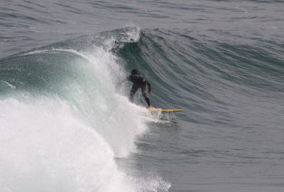 Un surfeur peu avant de se faire rattraper par le rouleau. Photo © André M. Winter