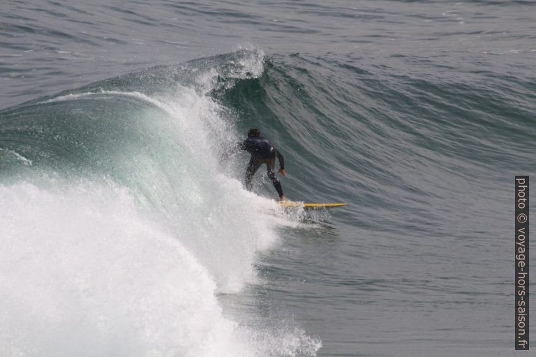 Un surfeur peu avant de se faire rattraper par le rouleau. Photo © André M. Winter