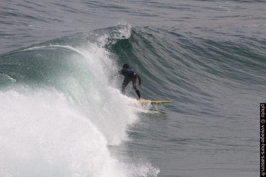 Un surfeur peu avant de se faire rattraper par le rouleau. Photo © André M. Winter